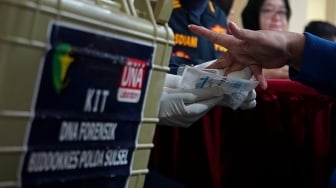 Petugas mengambil sampel darah keluarga korban Pesawat ATR 42-500 di Pos Antemortem DVI Biddokkes Polda Sulsel, Makassar, Sulawesi Selatan, Senin (19/1/2026). [ANTARA FOTO/Arnas Padda/wsj]