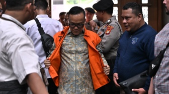 Terdakwa kasus dugaan pemerasan dalam pengurusan sertifikat K3 di Kementerian Ketenagakerjaan Immanuel Ebenezer (tengah) tiba untuk menjalani sidang pembacaan dakwaan di Pengadilan Tipikor, Jakarta, Senin (19/1/2026). [ANTARA FOTO/Bayu Pratama S/sgd/wsj]