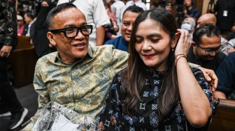 Terdakwa kasus dugaan pemerasan dalam pengurusan sertifikat K3 di Kementerian Ketenagakerjaan Immanuel Ebenezer (kiri) mendapat dukungan dari istrinya Silvia Rinita Harefa (kanan) sebelum mengikuti sidang pembacaan dakwaan di Pengadilan Tipikor, Jakarta, Senin (19/1/2026). [ANTARA FOTO/Bayu Pratama S/sgd/wsj]