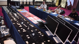 Plt. Dirjen Imigrasi Yuldi Yusman (tengah) didampingi Kasubdit Pengawasan Keimigrasian Arief Eka Riyanto (kiri) dan Koordinator Fungsi Komunikasi Publik Ditjen Imigrasi Achmad Nur Saleh (kanan) menggelar konferensi pers pengungkapan sindikat Love Scamming internasional di Kantor Direktorat Jenderal Imigrasi Kementerian Imigrasi dan Pemasyarakatan, Jakarta, Senin (19/1/2026). [ANTARA FOTO/Indrianto Eko Suwarso/wsj]