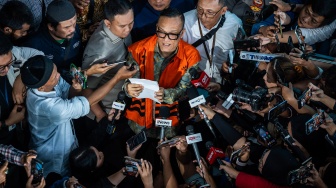 Terdakwa kasus dugaan pemerasan dalam pengurusan sertifikat K3 di Kementerian Ketenagakerjaan Immanuel Ebenezer menjawab pertanyaan wartawan usai menjalani sidang pembacaan dakwaan di Pengadilan Tipikor, Jakarta, Senin (19/1/2026). [ANTARA FOTO/Bayu Pratama S/sgd/wsj]