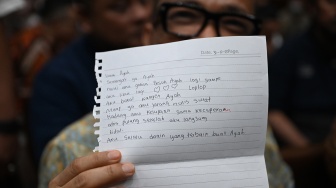 Terdakwa kasus dugaan pemerasan dalam pengurusan sertifikat K3 di Kementerian Ketenagakerjaan Immanuel Ebenezer menunjukkan surat dari anaknya sebelum menjalani sidang pembacaan dakwaan di Pengadilan Tipikor, Jakarta, Senin (19/1/2026). [ANTARA FOTO/Bayu Pratama S/sgd/wsj]