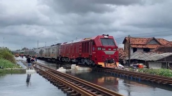 Jalur Kereta Pantura Lumpuh, KAI Batalkan 23 Perjalanan KA di Semarang Akibat Banjir Pekalongan