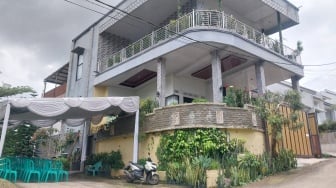 Tenda Putih Terpasang di Bogor, Keluarga Pramugari Esther Aprilita Pasrah Menanti Kabar dari Maros