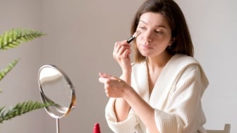 5 Rekomendasi Foundation Ringan yang Tidak Bikin Wajah Terlihat Tua dan Cakey