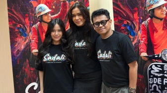 Bedah Proses Kreatif Film Sadali: Syuting Maraton Dua Era hingga Ambisi Hidupkan Seni Rupa 90-an