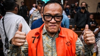 Senyum Immanuel Ebenezer Saat Jalani Sidang Dakwaan di Pengadilan Tipikor