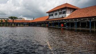 Suasana Terminal Induk Bus Antar Kota Jati Kudus yang terendam banjir di Kudus, Jawa Tengah, Senin (19/1/2026). [ANTARA FOTO/Aprillio Akbar/rwa]