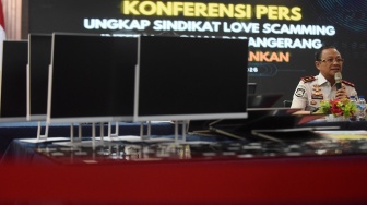 Plt. Dirjen Imigrasi Yuldi Yusman menggelar konferensi pers pengungkapan sindikat Love Scamming internasional di Kantor Direktorat Jenderal Imigrasi Kementerian Imigrasi dan Pemasyarakatan, Jakarta, Senin (19/1/2026). [ANTARA FOTO/Indrianto Eko Suwarso/wsj]

