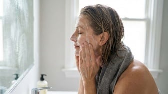 Cara Memilih Sabun Muka Usia 40-an, Ini 5 Produk yang Aman untuk Anti Aging