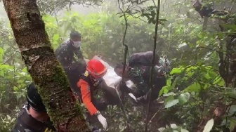 Korban Pertama Pesawat ATR 42-500 Berhasil Dievakuasi dari Puncak Gunung