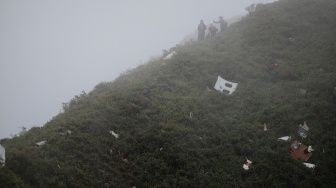 Tim SAR Gabungan memeriksa serpihan pesawat ATR 42-500 milik IAT di Puncak Gunung Bulusaraung, Kabupaten Pangkep, Sulawesi Selatan, Minggu (18/1/2026). [ANTARA FOTO/Muchtamir/Lmo/tom]