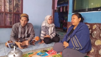 Tangis Pilu di Teras Sempit, Kisah Eni Menunggu Suami yang Terjebak di 'Lubang Tikus' Pongkor