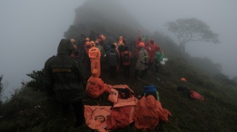 Tim SAR Gabungan memeriksa serpihan pesawat ATR 42-500 milik IAT di Puncak Gunung Bulusaraung, Kabupaten Pangkep, Sulawesi Selatan, Minggu (18/1/2026). [ANTARA FOTO/Muchtamir/Lmo/tom]