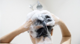 5 Shampoo Urang-Aring, Kilau Alami Rambut Hitam