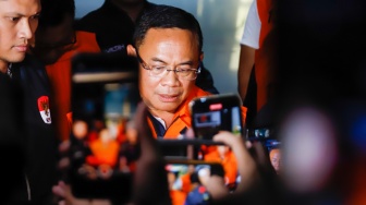 Bupati Pati Sudewo dibawa ke mobil tahanan usai menjalani pemeriksaan di Gedung Merah Putih KPK, Jakarta, Selasa (20/1/2026). [Suara.com/Alfian Winanto]
