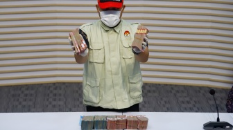 Petugas menunjukan barang bukti hasil Operasi Tangkap Tangan (OTT) terkait fee proyek dan dana CSR di wilayah Madiun saat Konferensi Pers di Gedung Merah Putih KPK, Jakarta, Selasa (20/1/2026). [Suara.com/Alfian Winanto]