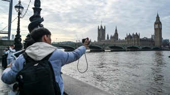 Wisatawan berswafoto di dekat kawasan Big Ben, London, Inggris, Minggu (18/1/2026). [ANTARA FOTO/Galih Pradipta/wsj]