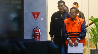 Bupati Pati Sudewo dibawa ke mobil tahanan usai menjalani pemeriksaan di Gedung Merah Putih KPK, Jakarta, Selasa (20/1/2026). [Suara.com/Alfian Winanto]
