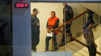 Bupati Pati Sudewo dibawa ke mobil tahanan usai menjalani pemeriksaan di Gedung Merah Putih KPK, Jakarta, Selasa (20/1/2026). [Suara.com/Alfian Winanto]
