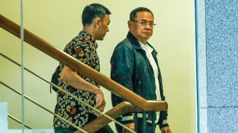 Bupati Pati Sudewo (kanan) dikawal petugas setibanya di Gedung Merah Putih KPK, Jakarta, Selasa (20/1/2026). [ANTARA FOTO/Asprilla Dwi Adha/nym]