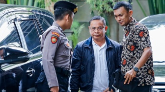 Bupati Pati Sudewo (tengah) dikawal petugas setibanya di Gedung Merah Putih KPK, Jakarta, Selasa (20/1/2026). [ANTARA FOTO/Asprilla Dwi Adha/nym]