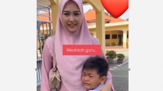 Viral! Bocah Menangis Menolak Pulang, Minta Ayah Nikahi Gurunya