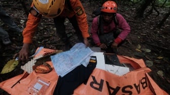 Tim SAR gabungan memeriksa serpihan pesawat ATR 42-500 milik IAT di Gunung Bulusaraung, Kabupaten Pangkep, Sulawesi Selatan, Minggu (18/1/2026). [ANTARA FOTO/Muchtamir/Lmo/tom]