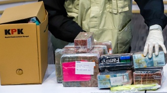 Petugas menunjukan barang bukti hasil Operasi Tangkap Tangan (OTT) terkait dugaan korupsi pengisian jabatan perangkat desa di Kabupaten Pati saat konferensi pers di Gedung Merah Putih KPK, Jakarta, Selasa (20/1/2026). [Suara.com/Alfian Winanto]