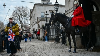 Wisatawan mengunjungi lokasi prajurit penjaga berkuda yang berjaga di depan gerbang Royal Horse Guards, London, Inggris, Minggu (18/1/2026). [ANTARA FOTO/Galih Pradipta/wsj]
