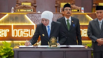 Gubernur dan DPRD Jatim Sahkan Dua Perda Strategis: Pelindungan Petambak, Penanggulangan Bencana