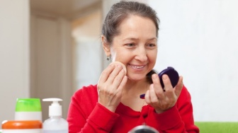 5 Bedak untuk Samarkan Garis Penuaan agar Wajah Tampak Muda