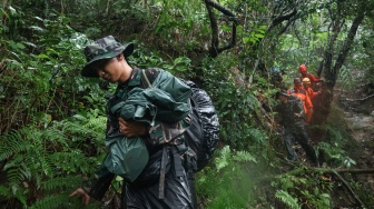 Tim SAR gabungan membawa paket kotak hitam pesawat ATR 42-500 menuruni lereng Gunung Bulusaraung di Desa Tompo Bulu, Kabupaten Pangkajene dan Kepulauan, Sulawesi Selatan, Rabu (21/1/2026). [ANTARA FOTO/Arnas Padda/wsj]
