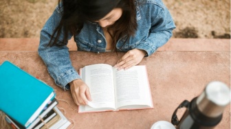 Membaca Adalah Olahraga Otak: Cara Alami Tingkatkan Daya Ingat dan Fokus
