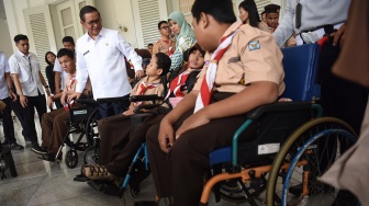 Gubernur DKI Jakarta Pramono Anung (tengah) berbincang dengan siswa penyandang disabilitas saat peluncuran layanan angkutan sekolah ramah disabilitas tahun 2026 di Pendopo Balai Kota, Jakarta, Rabu (21/1/2026). [ANTARA FOTO/Indrianto Eko Suwarso/bar]