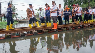 Menteri Perhubungan Dudy Purwagandhi (kedua kiri) didampingi Direktur Utama PT KAI (Persero) Bobby Rasyidin (keempat kiri), dan Wali Kota Pekalongan Afzan Arslan Djunaid (kelima kiri) meninjau rel kereta api yang tergenang banjir kembali di sekitar Stasiun Pekalongan, Kota Pekalongan, Jawa Tengah, Rabu (21/1/2026). [ANTARA FOTO/Harviyan Perdana Putra/wsj]