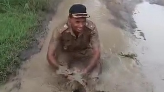 Viral Video Kades di Sragen Mandi Lumpur di Jalan yang Rusak dengan Mengenakan Seragam Dinas