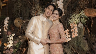 6 Potret Pertunangan El Rumi dan Syifa Hadju, Elegan Bernuansa Alam