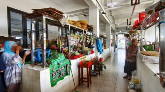 Cantik di Luar, Sunyi di Dalam: Tangisan Haru Pedagang Pasar Sentul Mengeluh Sepi Pembeli
