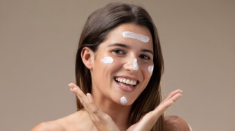 Anti Kusam! 4 Pilihan Sunscreen Oil-Free yang Aman Dipakai Kulit Berminyak