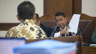 Mantan General Manager Fixed Income PT Bhakti Investama Togi Sitindaon memberikan keterangan dalam sidang gugatan perdata CMNP melawan MNC Asia Holding di Pengadilan Negeri Jakarta Pusat, Rabu (21/01/2026). [Handout]
