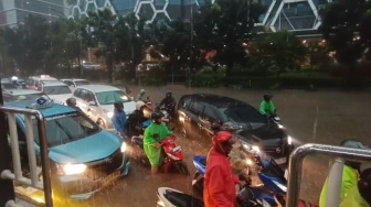 Jalan DI Panjaitan Cawang Masih Banjir, Macet Mengular Akibat Penyempitan Jalur