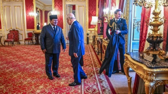 Presiden Prabowo Subianto (kiri) berbincang dengan Raja Charles III (kedua kiri) sebelum menemui kelompok filantropi lingkungan Indonesia-Inggris di Lancaster House, London, Inggris, Rabu (21/1/2026). [ANTARA FOTO/Galih Pradipta/nym]
