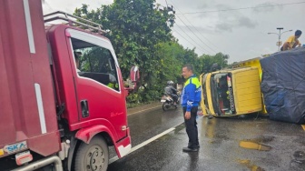 Truk Terbalik di Jalur Pantura Karawang, Lubang Jalan Picu Kemacetan Panjang