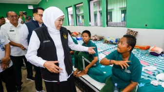 "Memanusiakan Manusia": Pesan Khofifah Saat Kunjungi Penerima Manfaat di Gedung Baru UPT RSBL