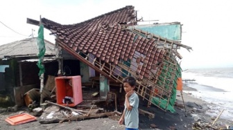 18 Rumah Warga Kampung Bugis Roboh Dihantam Gelombang