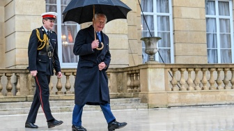 Raja Charles III berjalan menuju Istana St. James setelah bertemu kelompok filantropi lingkungan Indonesia-Inggris di Lancaster House, London, Inggris, Rabu (21/1/2026). [ANTARA FOTO/Galih Pradipta/nym]