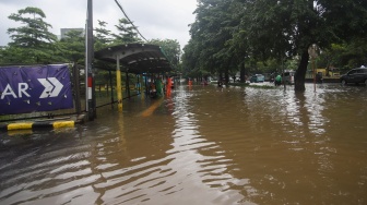 Warga beraktivitas di tengah genangan banjir yang merendam di sekitar Cempaka Putih, Jakarta, Kamis (22/1/2026). [Suara.com/Alfian Winanto]
