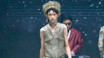 Mengenal Sosok Mike Octavian, Si Manusia Silver yang Kini Jadi Model Profesional