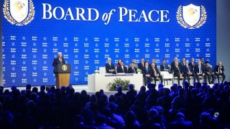 Presiden Prabowo Subianto (kedua kanan) menyaksikan Presiden Amerika Serikat Donald Trump (kiri) memberikan pidato saat World Economic Forum (WEF) 2026 di Congress Hall, Davos, Swiss, Kamis (22/1/2026). [ANTARA FOTO/Aria Cindyara/bay/tom]